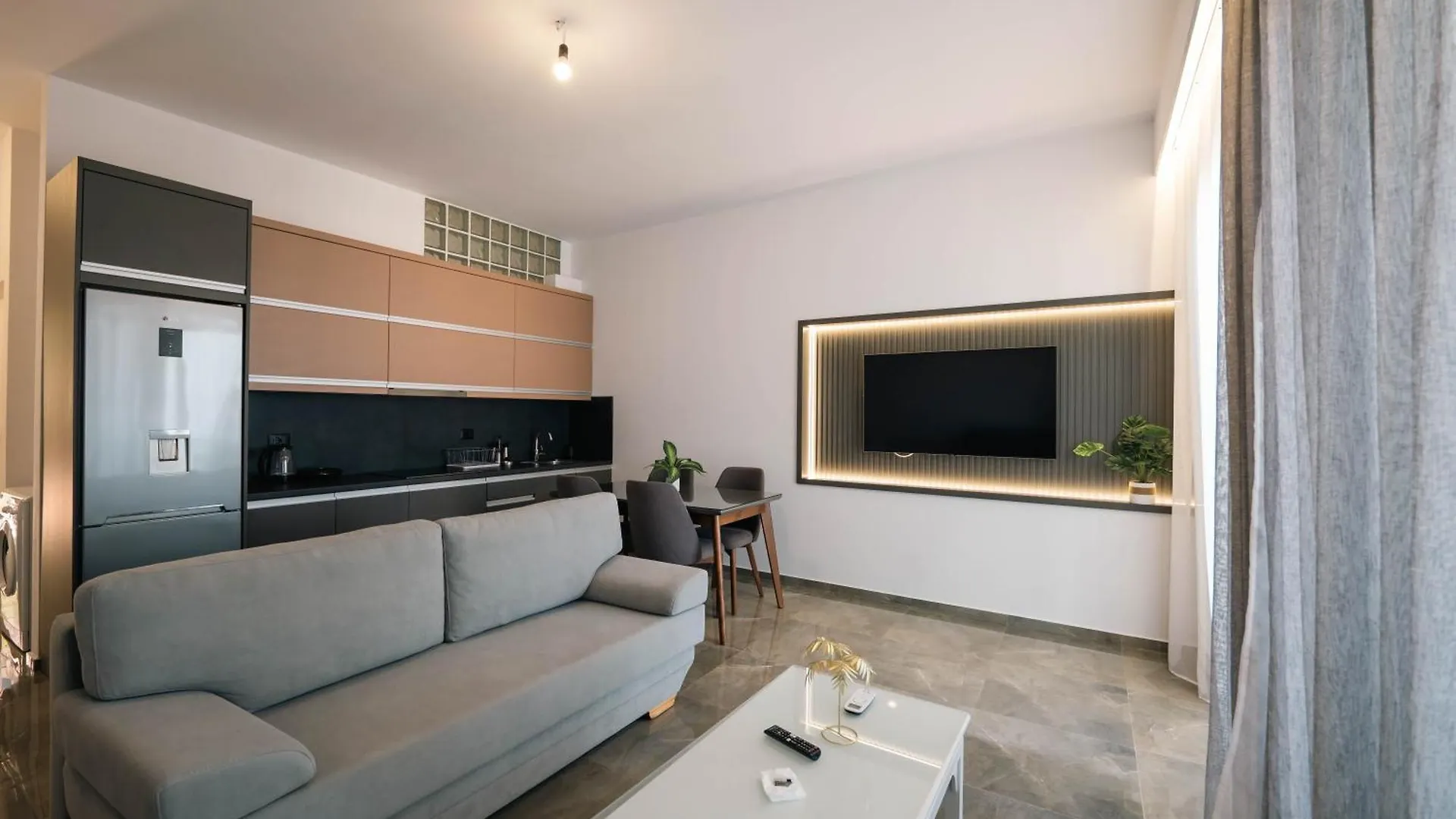 Starlight Apartments 2 ساراندا